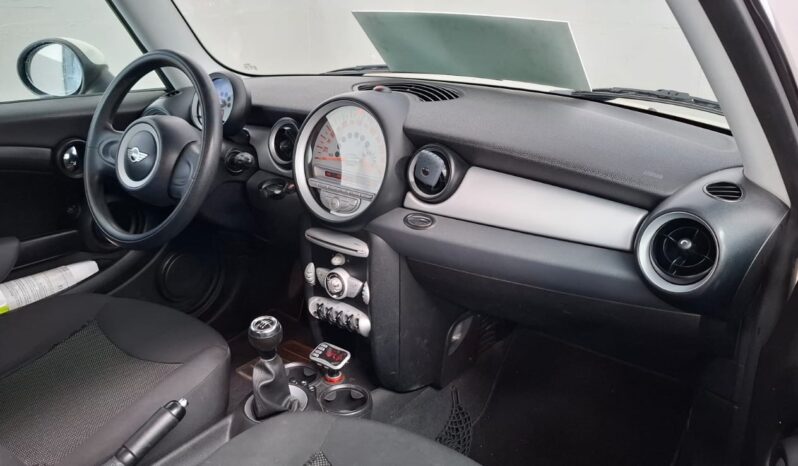 
								Mini Cooper One completo									